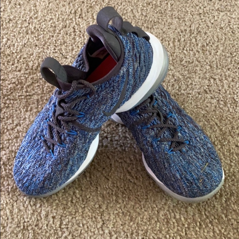 1 pair Men’s Nike Lebron shoes.
